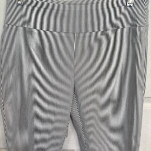 CROWN & IVY Womens Size 6 Grey/White Pull On Stripe Seersucker Ankle Pants